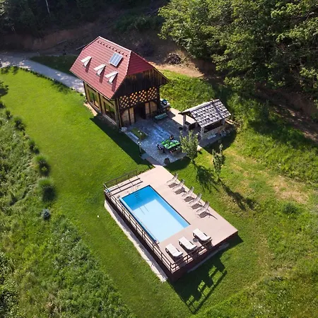 Rustic Retreat With Pool Pocitnice Na Kozolcu *