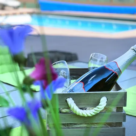Počitniška hiša Rustic Retreat With Pool Pocitnice Na Kozolcu *